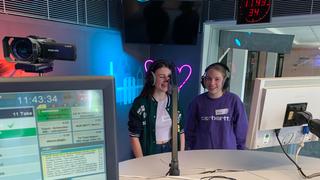 Zwei Mädchen stehen im UNSERDING-Studio hintem Mikrofon. (Foto: UNSERDING)
