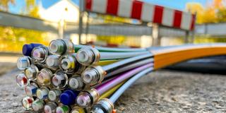 Glasfaserkabel liegen in einem Baustellengraben (Foto: SR / Rebecca Wehrmann)