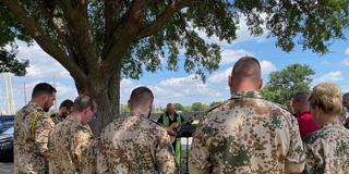 Soldaten beim Feldgottesdienst (Foto: Annegret Wirges)
