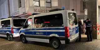 Einsatzkräfte und Wägen der Polizei in Trier (Foto: SWR)