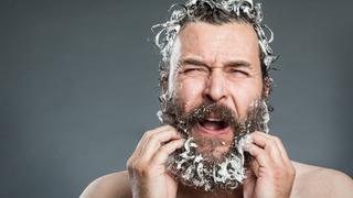 Ein Mann mit Bart wäscht sich (Foto: Imago/Photocase)