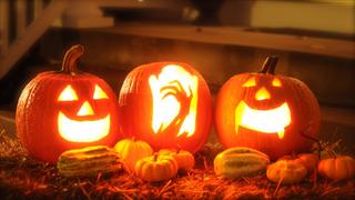 Drei Halloweenkürbisse als leuchtende Deko (Foto: Pixabay/Robert Davis )