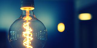 Brennende Glühbirne (Foto: pixabay)