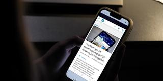 Auf einem Smartphone ist der Beitrag zur Betrugsmasche bei Booking.com zu sehen. (Foto: SR)