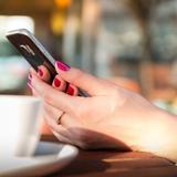 Eine Frau bedient ihr Handy in einem Café (Foto: pixabay.com)