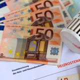 Geldscheine und ein Heizungsthermostat liegen auf einer Heizkostenabrechnung (Foto: picture alliance / dpa | Jens Büttner)