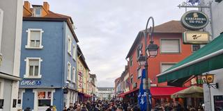 Die Altstadt in Saarlouis füllt sich am Heiligmorgen 2024 mit Menschen (Archivbild) (Foto: René Henkgen/SR)