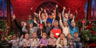 Andy Borg und zahlreiche Kinder sagen "Danke" für die Spenden für Herzenssache (Foto: SWR/Kerstin Joensson)