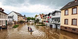Einsatzkräfte der Freiwilligen Feuerwehr Löschbezirk Mitte Kleinblittersdorf sind in der Elsässer Straße, mit dem Schlauchboot unterwegs. (Foto: picture alliance/dpa | Andreas Arnold)