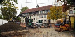 Bauarbeiten für die geplante Parkanlage vor der alten Homburger Schule am Ende der Talstraße (Foto: SR)