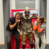 Drei Personen halten sich im Arm, eine ist als Horrorclown verkleidet (Foto: UNSERDING)