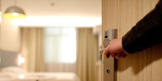 Eine Person öffnet die Tür zu einem Hotelzimmer. (Foto: Pixabay/Davidlee)