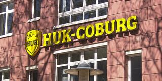 Der Schriftzug "HUK Coburg" an einem Gebäude (Foto: SR Fernsehen)