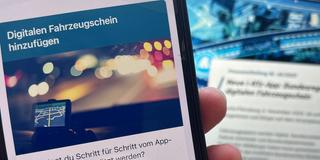 Die Oberfläche der neuen i-Kfz-App des Bundes leuchtet auf dem Bildschirm eines Smartphones.  (Foto: Thomas Braun)