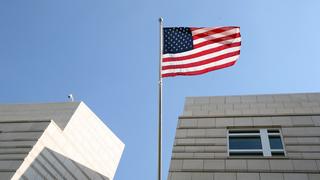 US-amerikanische Flagge an der US-Botschaft in Berlin (Foto: dpa)