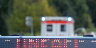 Die Polizei steht mit Blaulicht und dem Schriftzug "Unfall" im Display an einem Unfallort. (Foto: IMAGO / Fotostand / Gelhot)