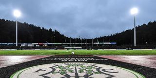 Blick in das Stadion des FC Homburg mit dem Logo des Vereins. (Foto: IMAGO / Jan Huebner)