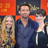 Amanda Seyfried, Hugh Jackman und Anne Hathaway bei der Premiere von Les Miserables in Tokio. (Foto: IMAGO / UPI Photo)