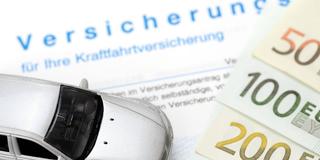 Kfz-Versicherungsschein und Miniaturauto, Symbolbild für  Kfz-Versicherungsbeiträge (Foto: IMAGO / imagebroker)