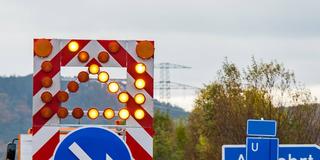 Autobahn Sperrung, Baustellenfahrzeug (Foto: Imago Images/Steve Bauerschmidt)