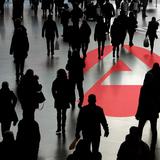 Logo der Bundesagentur für Arbeit mit Menschenmenge (Foto: IMAGO / Ralph Peters)