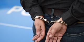 Symbolbild Festnahme. Eine Person mit Handschellen (Foto: MAGO / Pressedienst Nord / Björn Hake)