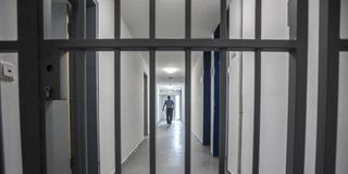 Flur einer Justizvollzugsanstalt  (Foto: IMAGO / Michael Schick)