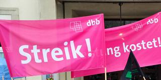 Fahnen der Gewerkschaft dbb mit der Aufschrift "Streik!". (Foto: Imago/BeckerBredel)