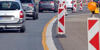 Gesperrte Abfahrt auf einer Autobahn. Barken stehen an der Fahrbahnseite. (Foto: IMAGO / Gottfried Czepluch)