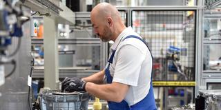 Ein Mitarbeiter des Getriebeherstellers ZF steht im Werk Saarbrücken am Band und stellen Getriebe für die Automobilindustrie her (Foto: IMAGO / BeckerBredel)