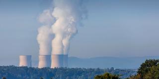 Die Kühltürme des Atomkraftwerks Cattenom aus der Ferne (Foto: IMAGO / Arnulf Hettrich)