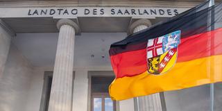 Landtag des Saarlandes mit der Flagge im Vordergrund (Foto: SR / IMAGO / Ralph Peters)