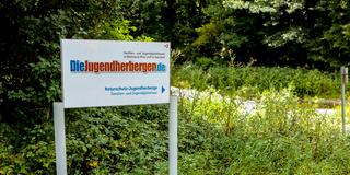 Ein Schild weist auf eine Jugendherberge hin. (Foto: IMAGO / Manngold)