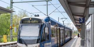 Eine Saarbahn an einer Haltestelle (Foto: IMAGO / BeckerBredel)