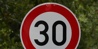 Ein Tempo-30-Straßenschild (Foto: IMAGO / localpic)
