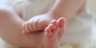 Die Füße eines neugeborenen Babys (Symbolfoto) (Foto: IMAGO / imagebroker)
