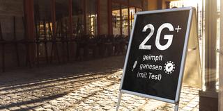 Ein Aufstellschild mit der Beschriftung "2 G Plus / geimpft, genesen (mit Test" (Foto: IMAGO / Bihlmayerfotografie)