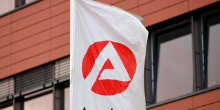 Logo an der Agentur für Arbeit  (Foto: IMAGO / Future Image)