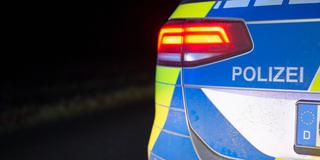 Ein Streifenwagen der Polizei von hinten fotografiert. (Foto: IMAGO / Fotostand)