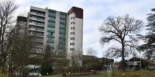 Das Knappschaftskrankenhaus in Sulzbach. (Foto: IMAGO / BeckerBredel)