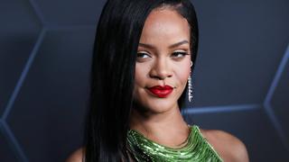 Rihanna bei einem Auftritt auf dem roten Teppich in L.A. (Foto: IMAGO / NurPhoto)