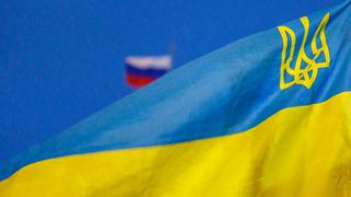 Die Fahne der Ukraine im Vordergrund, Russlands im Hintergrund (Foto: IMAGO / Achille Abboud)