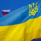 Die Fahne der Ukraine im Vordergrund, Russlands im Hintergrund (Foto: IMAGO / Achille Abboud)
