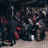 Kinder und erwachsene stehen mit ihren Koffern am Bahnhof von Pzremysl, 10 km von der Grenze entfernt. (Foto: IMAGO / Le Pictorium)