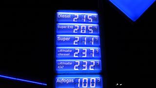 Eine Anzeige mit aktuellen Benzinpreisen / Dieselpreisen, aufgenommen am 07.03.2022 an einer Tankstelle.  (Foto: IMAGO / Revierfoto)