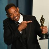 Will Smith freut sich über seinen Oscar als bester Hauptdarsteller. (Foto: IMAGO / MediaPunch)