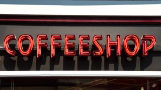 Roter Schriftzug "Coffeeshop" an einem Haus. (Foto: IMAGO / YAY Images)