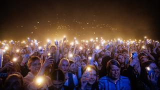 Blick in die Menschenmenge bei einem Konzert: Alle halten ihre leuchtenenden Handys hoch. (Foto: IMAGO / Gonzales Photo)