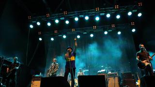 Die Beatsteaks bei einem Open-Air-Konzert auf der Bühne, mit blauer Bühnenbeleuchtung. (Foto: IMAGO / Martin Müller)