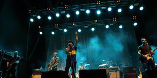 Die Beatsteaks bei einem Open-Air-Konzert auf der Bühne, mit blauer Bühnenbeleuchtung. (Foto: IMAGO / Martin Müller)